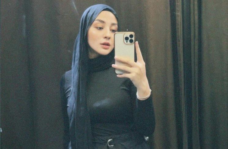 Putuskan Berhijab, Inilah Potret Margin Wieheerm Dengan Outfit Serba Hitam Bak Sosialita Timur Tengah